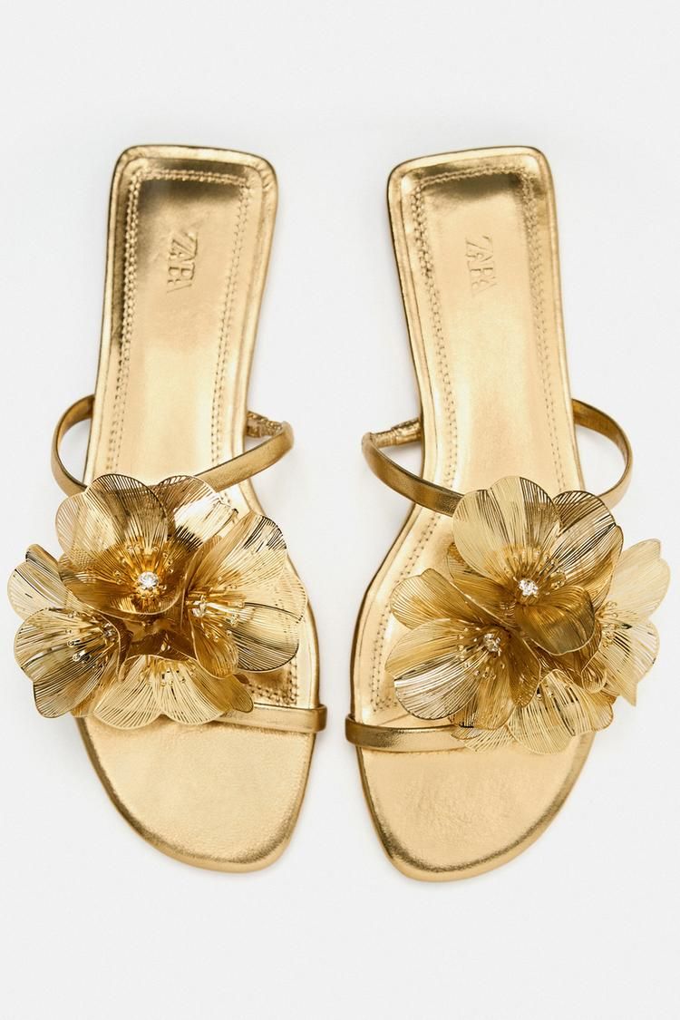 Sandalia plana dorada con flores