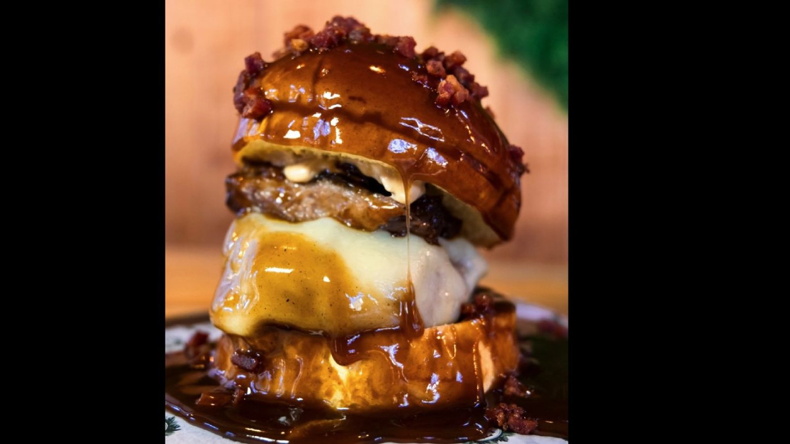 La hamburguesa con tanta salsa que se come con guantes