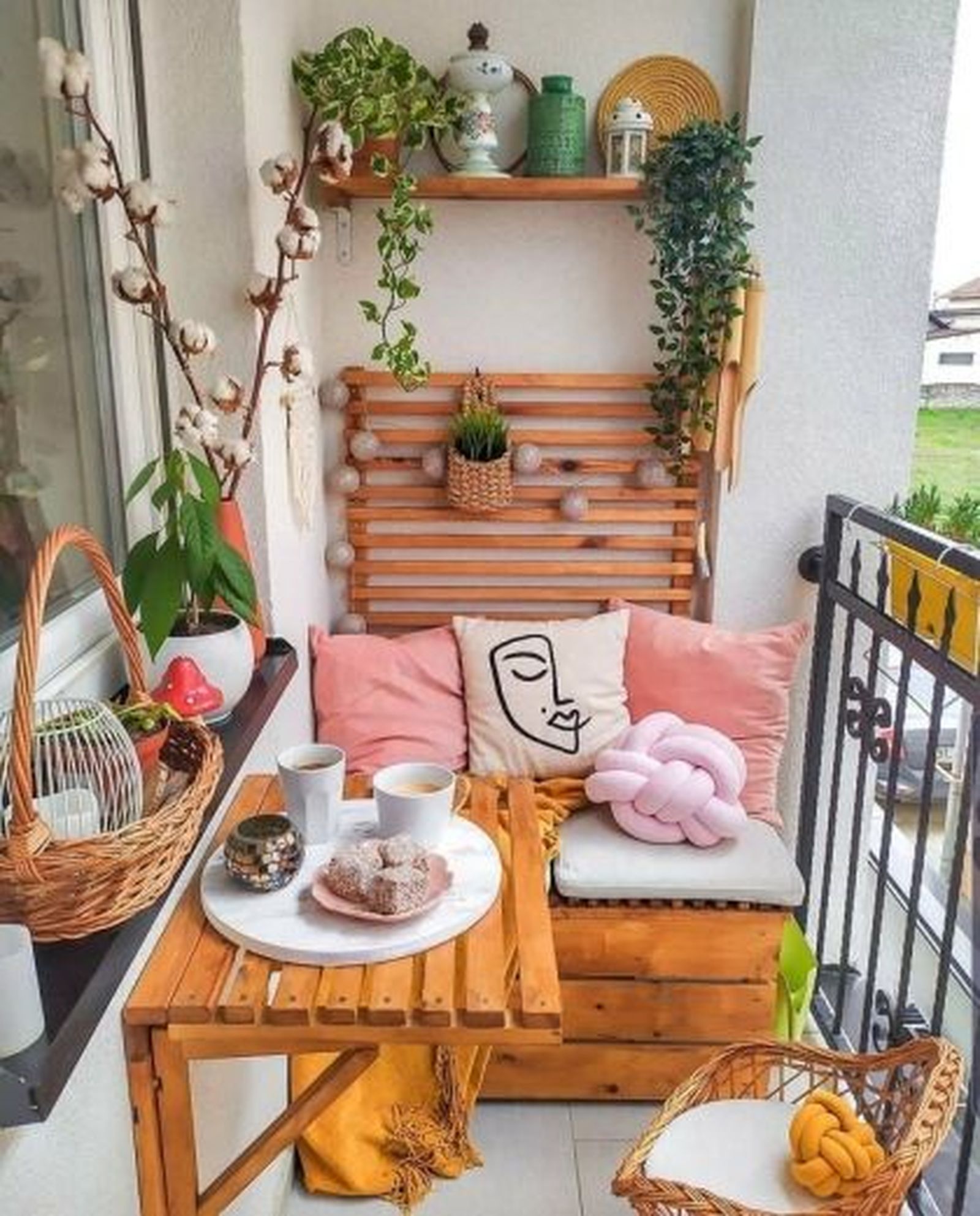 terraza pequena con sofas y mesa de palets 9
