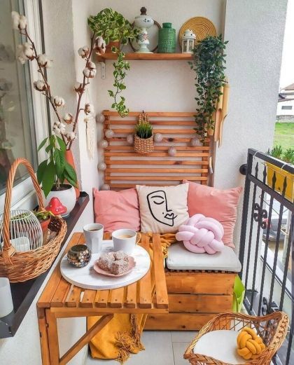 terraza pequena con sofas y mesa de palets 9