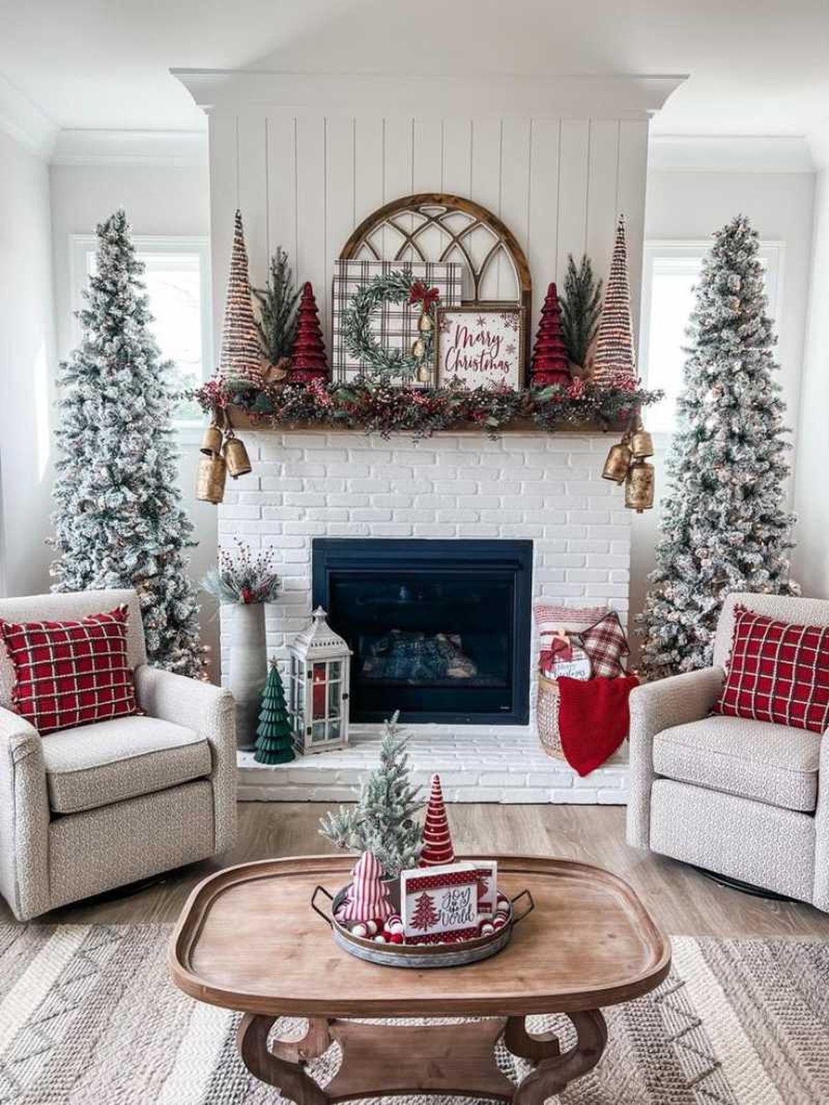 Chimenea decorada con adornos colgantes de Navidad.