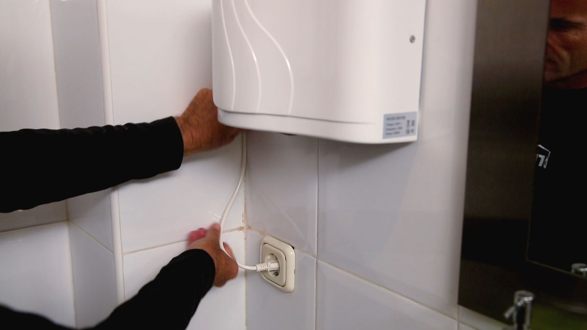 Cómo colocar un secador de manos paso 9