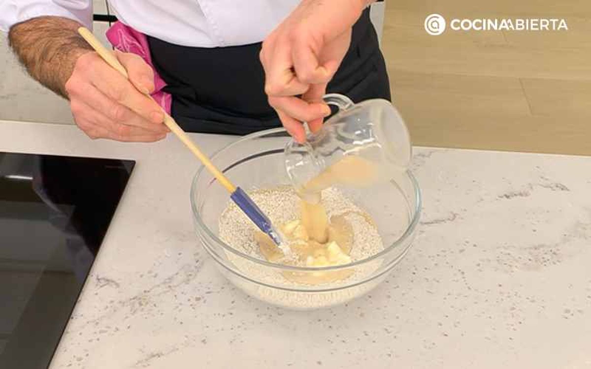 Mezcla los ingredientes para hacer pan de soda