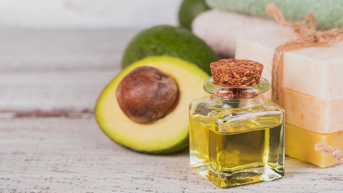 usos beneficios del aceite vegetal de aguacate en el cabello y el cuerpo portada
