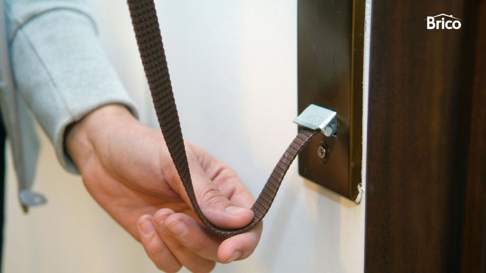 Una cinta de una persiana deteriorada