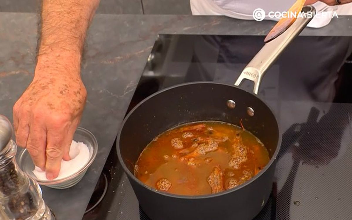 Cocina las cabezas de las gambas en un cazo