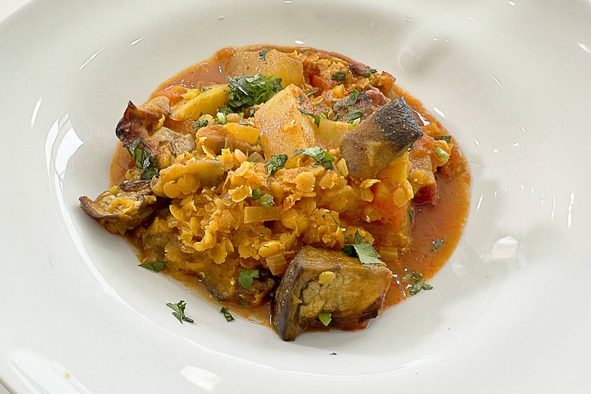 Receta de lentejas rojas con berenjenas y patatas