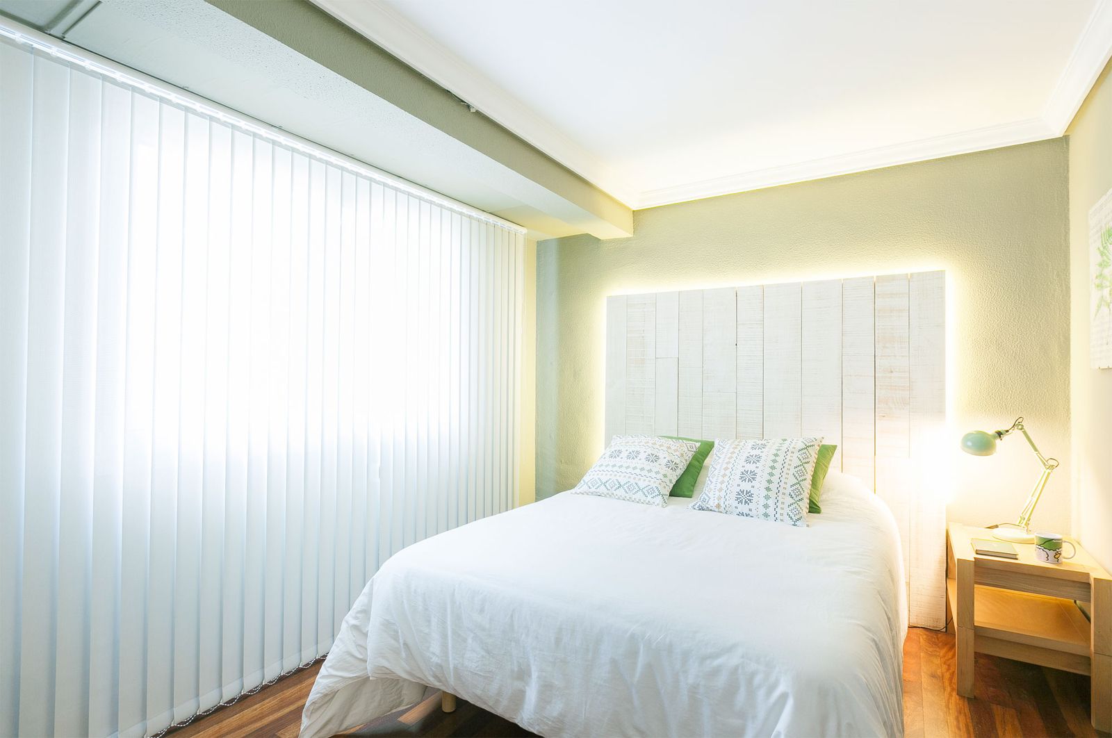 Dormitorio de estilo natural en verde y blanco