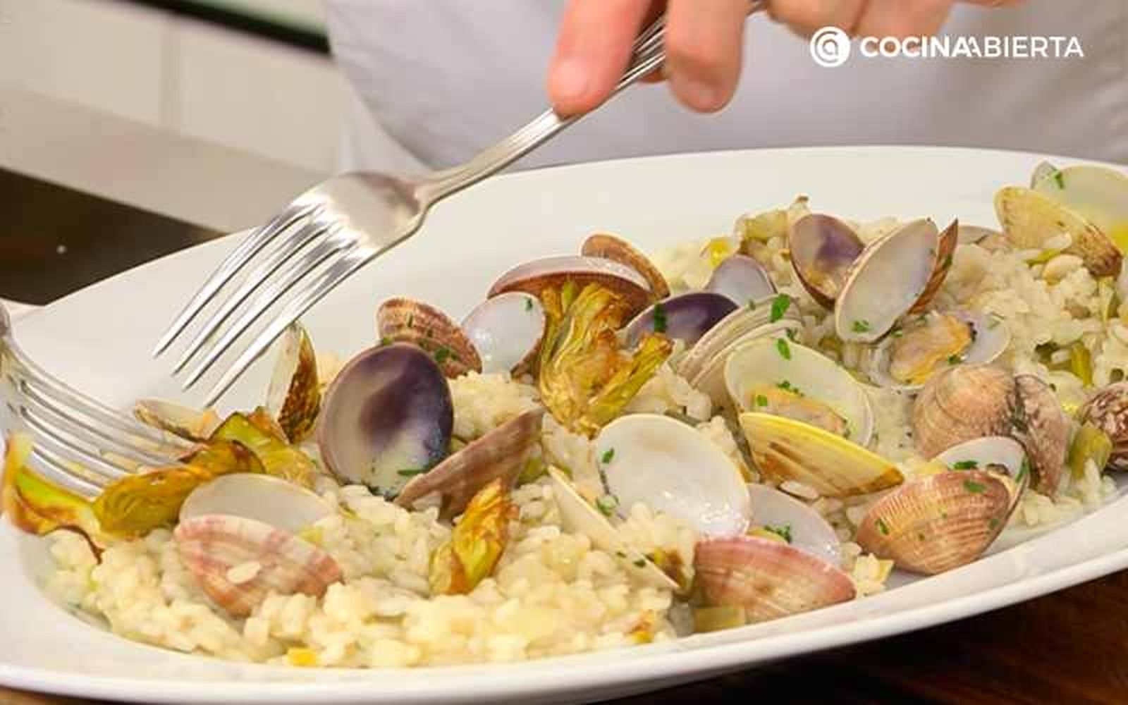 Acompaña el plato con chips de alcachofa
