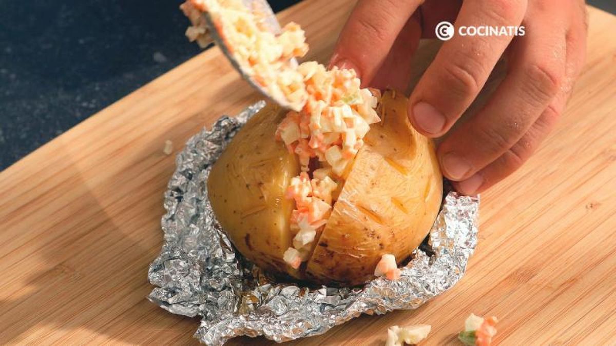 Rellena la patata con la ensalada de col