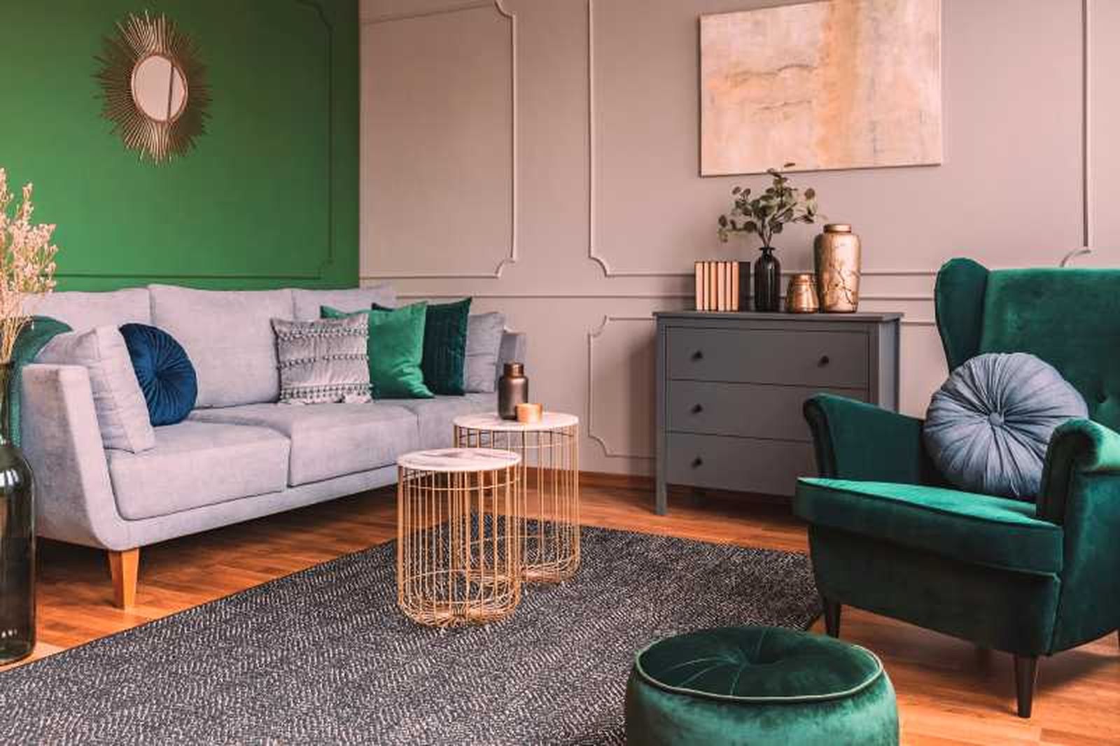 Salón con decoración teal and orange con muebles de estilo industrial.