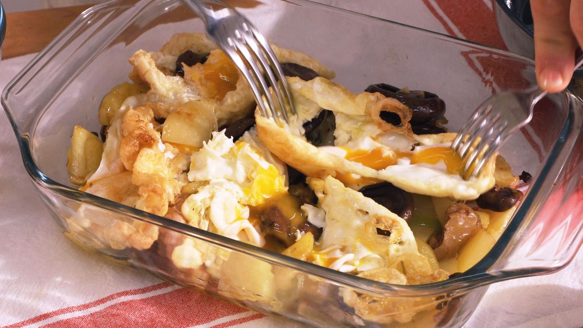 Receta huevos rotos con níscalos  paso 5