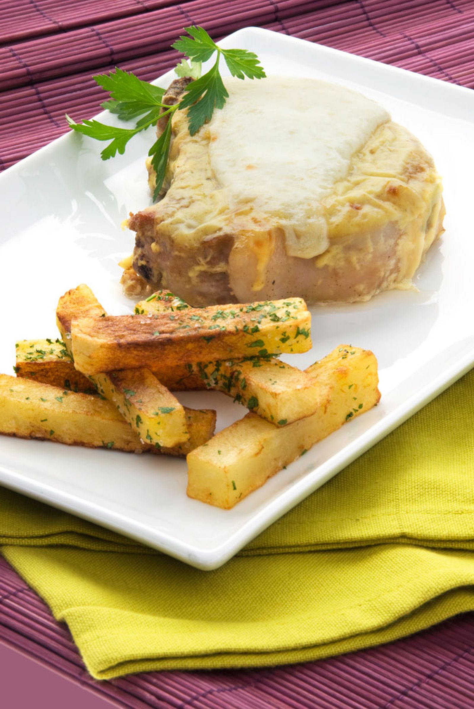 Chuletas de cerdo con crema y queso