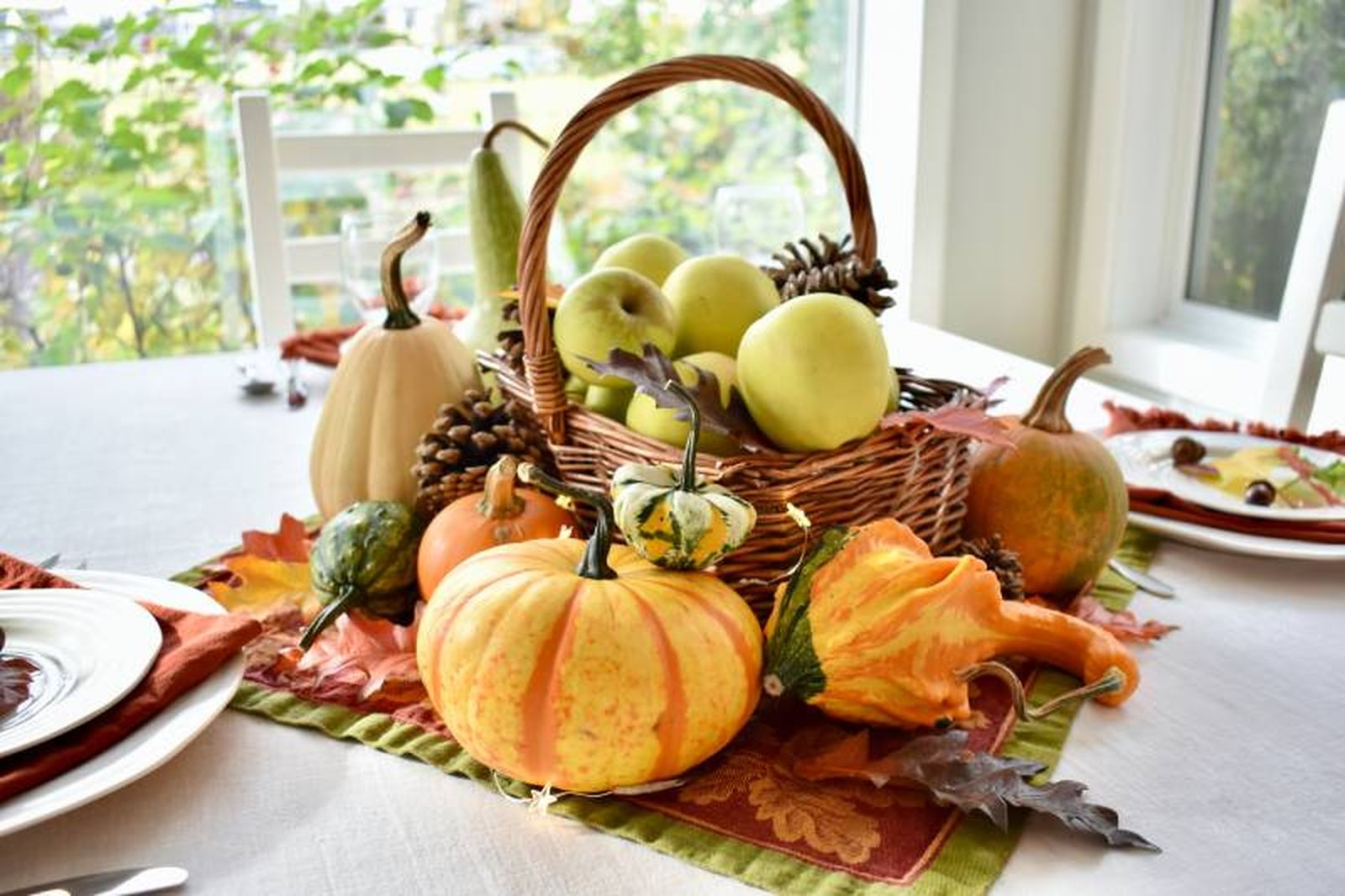 Centro de mesa otoñal con calabazas.
