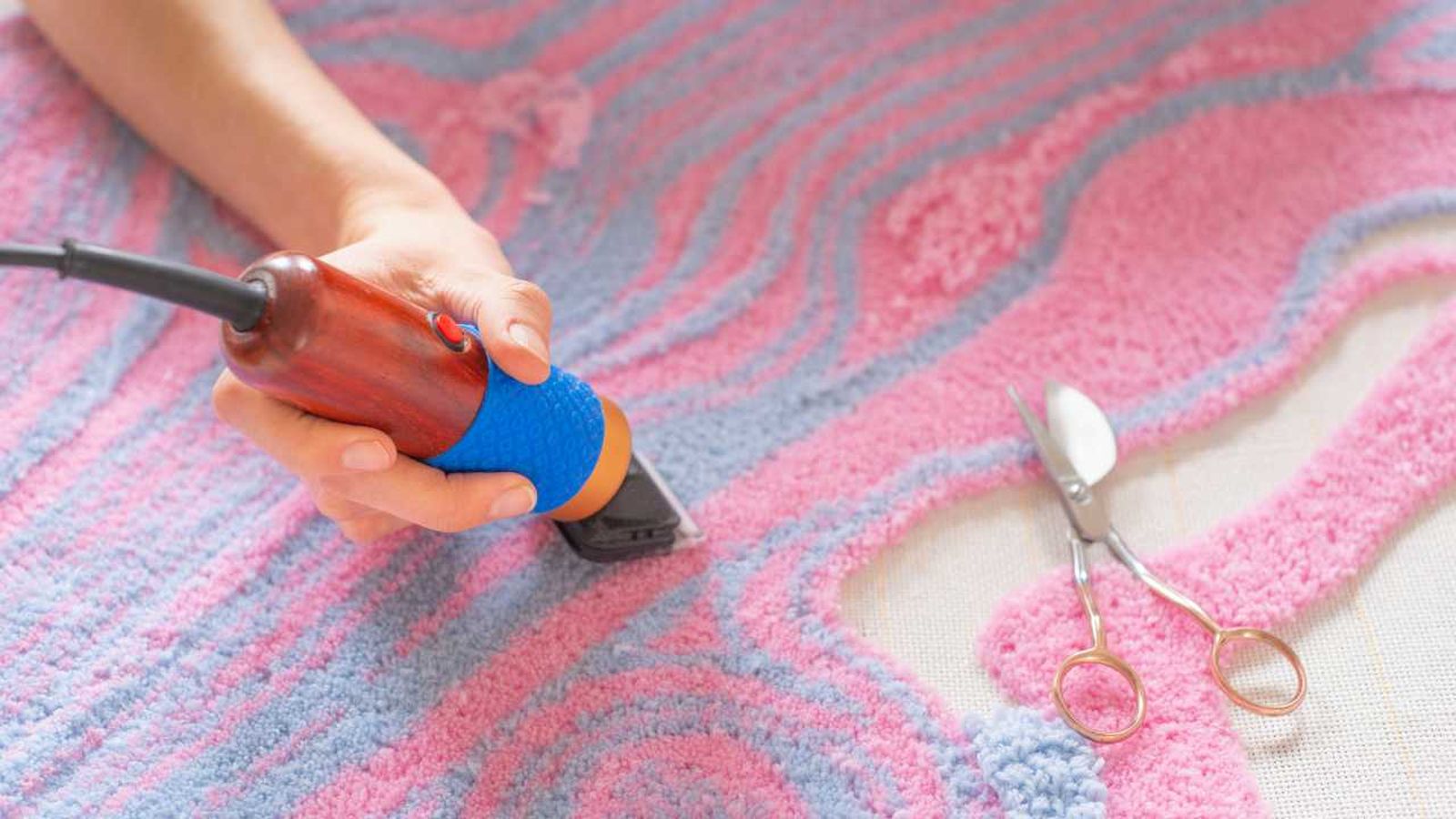 Hacer una alfombra artesanal.