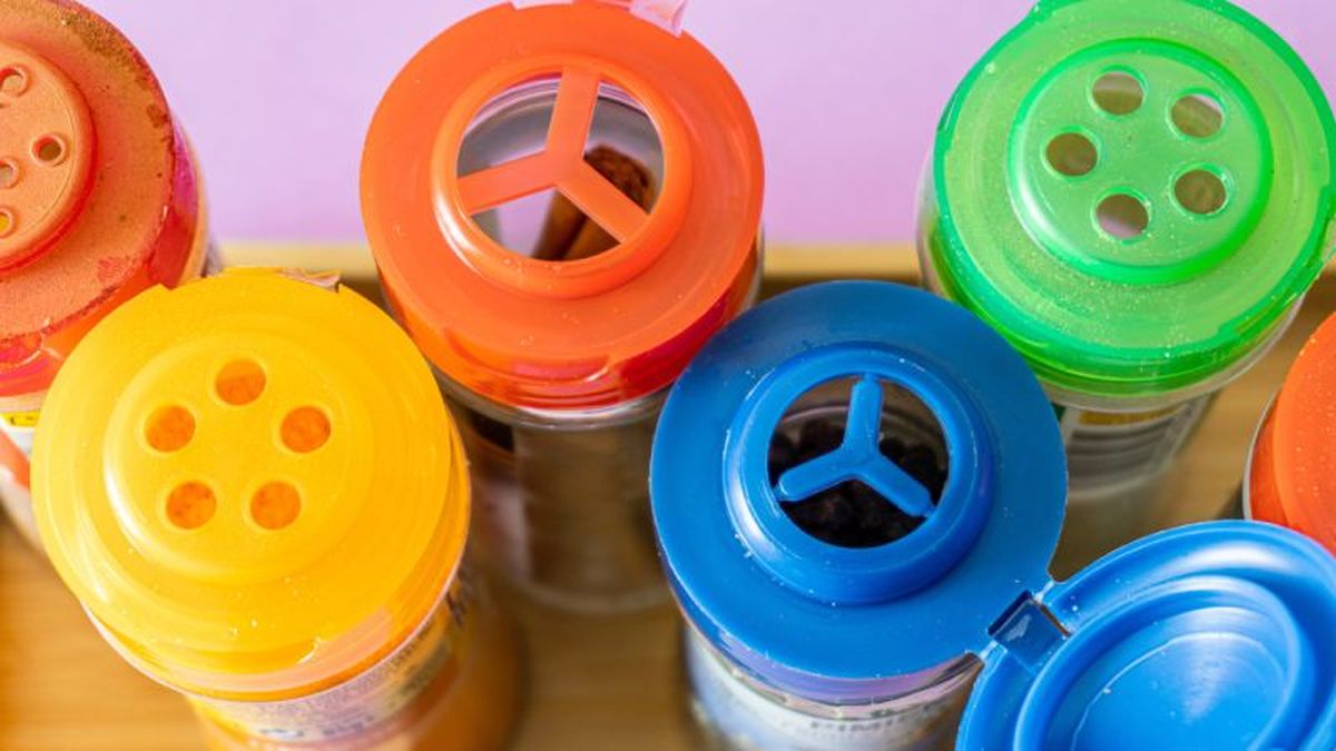 Tarros de especias con tapas de diferentes colores