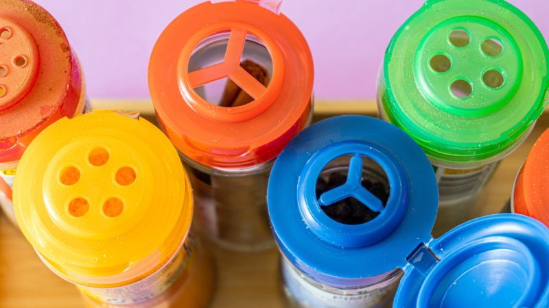 Tarros de especias con tapas de diferentes colores