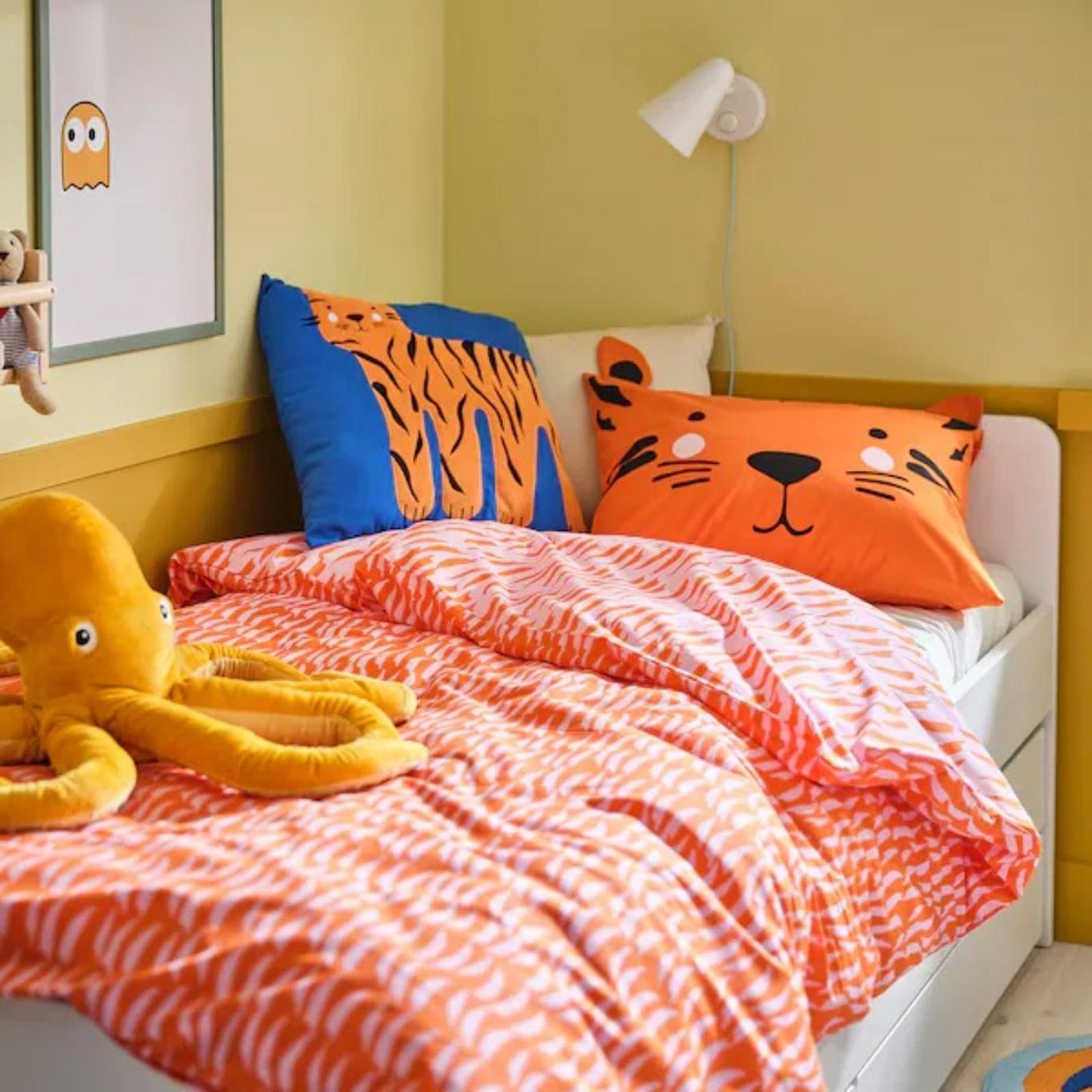 Una colcha colorida aporta un toque alegre a una habitación infantil.
