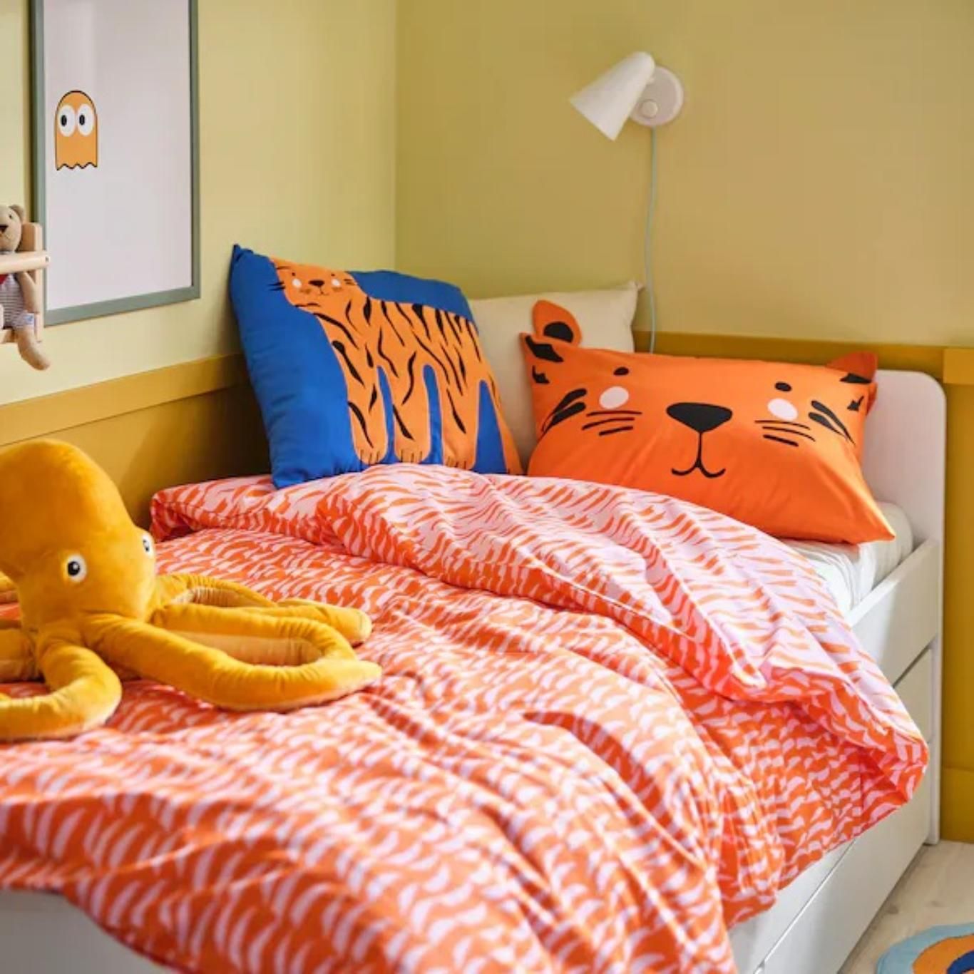 Una colcha colorida aporta un toque alegre a una habitación infantil.
