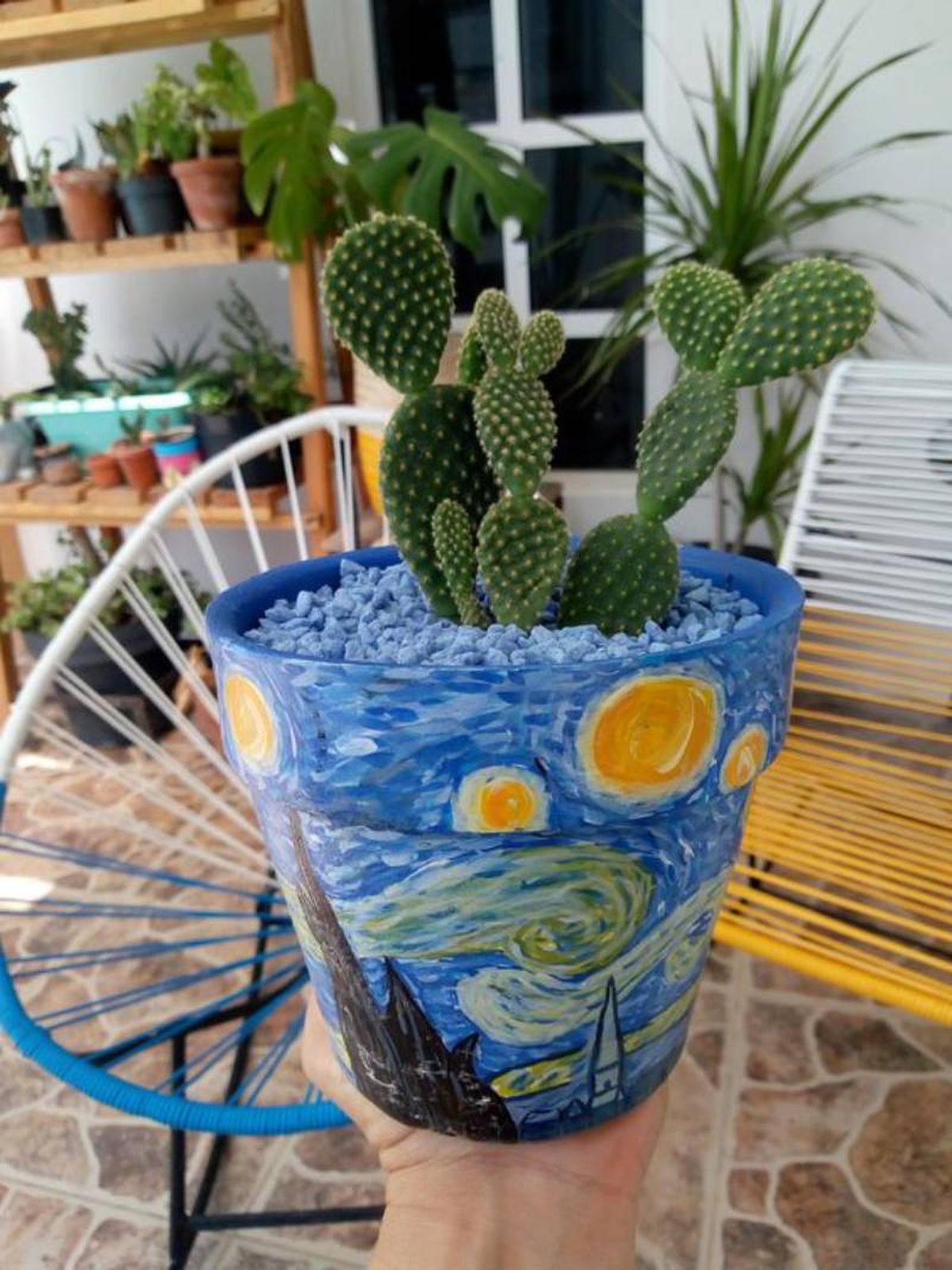 Maceta pintada con La noche estrellada de Van Gogh.