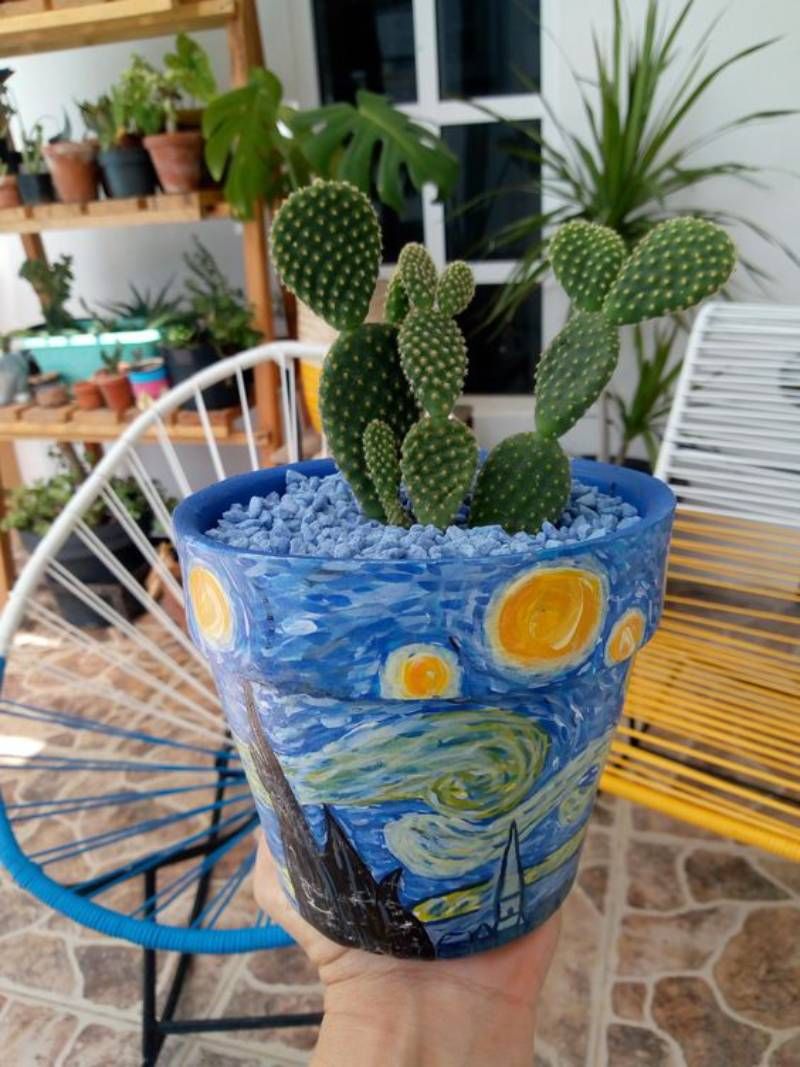Maceta pintada con La noche estrellada de Van Gogh.
