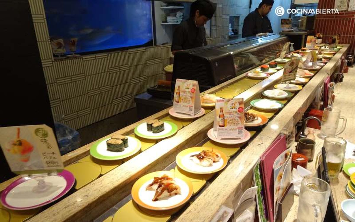 Es divertido comer en un restaurante de sushi con cinta transportadora