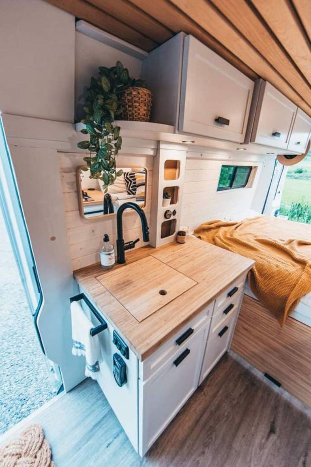 decorar interior furgoneta estanterias verticales pinterest