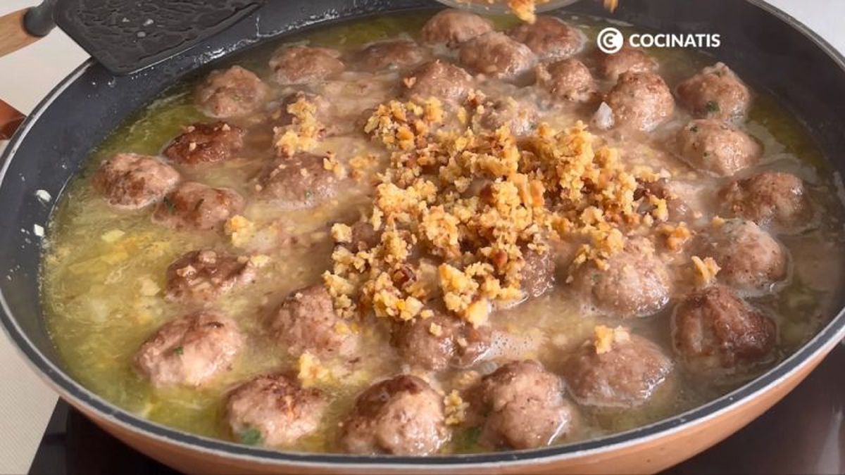 Cocinamos las albóndigas en la salsa de almendras