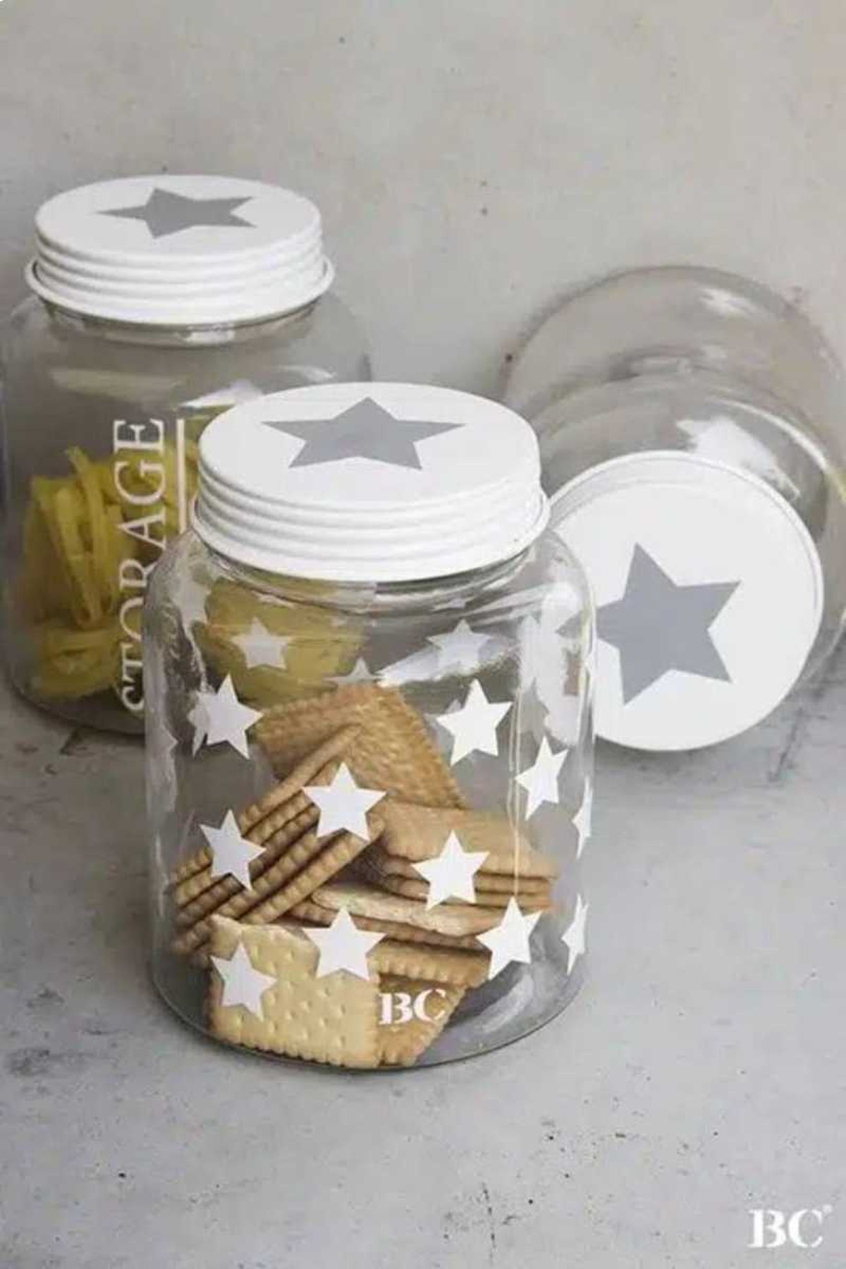 Tarros de conserva decorados con estrellas para guardar galletas.