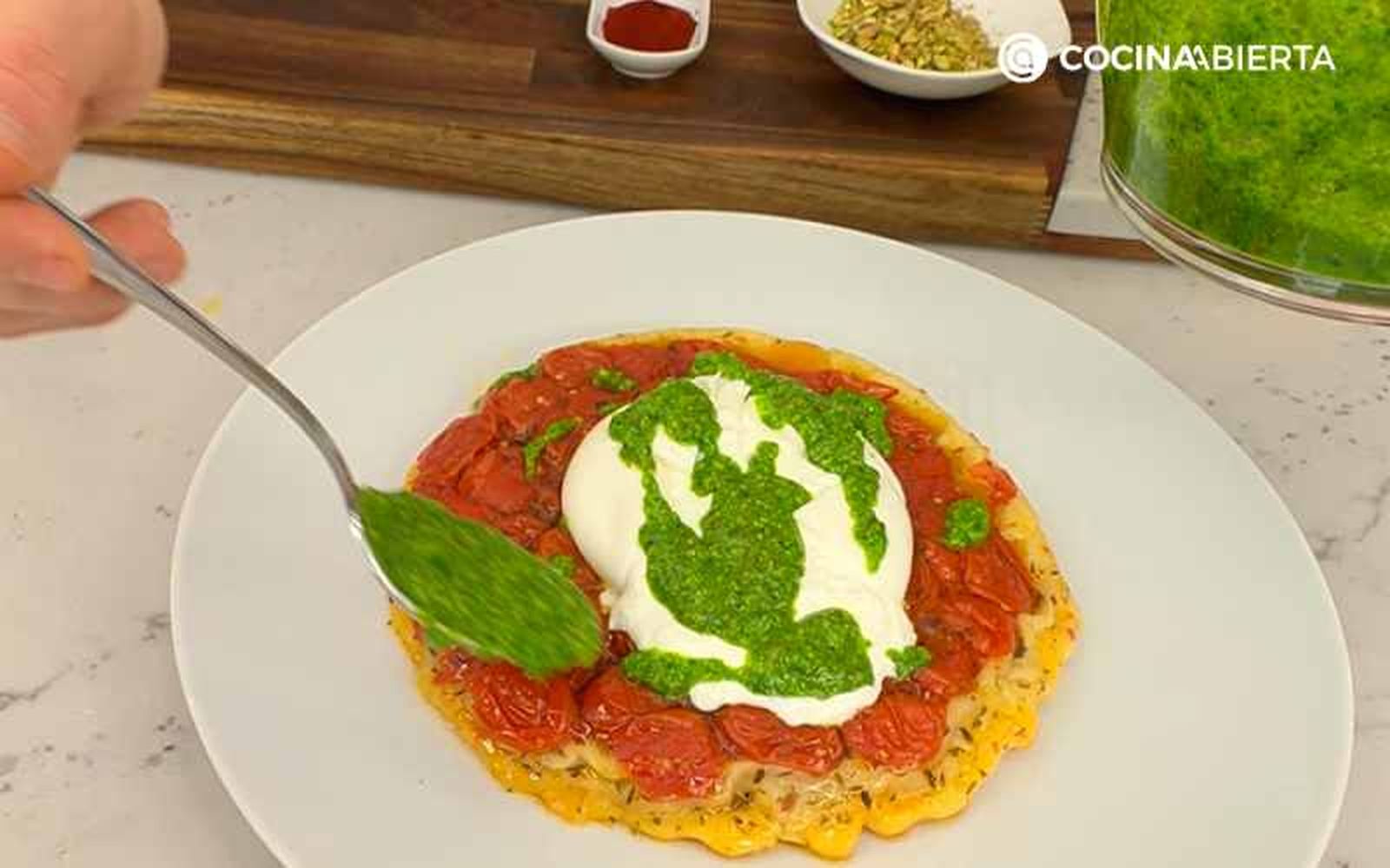 Sirve la tarta Tatin de tomates cherry con burrata y pesto de espinacas