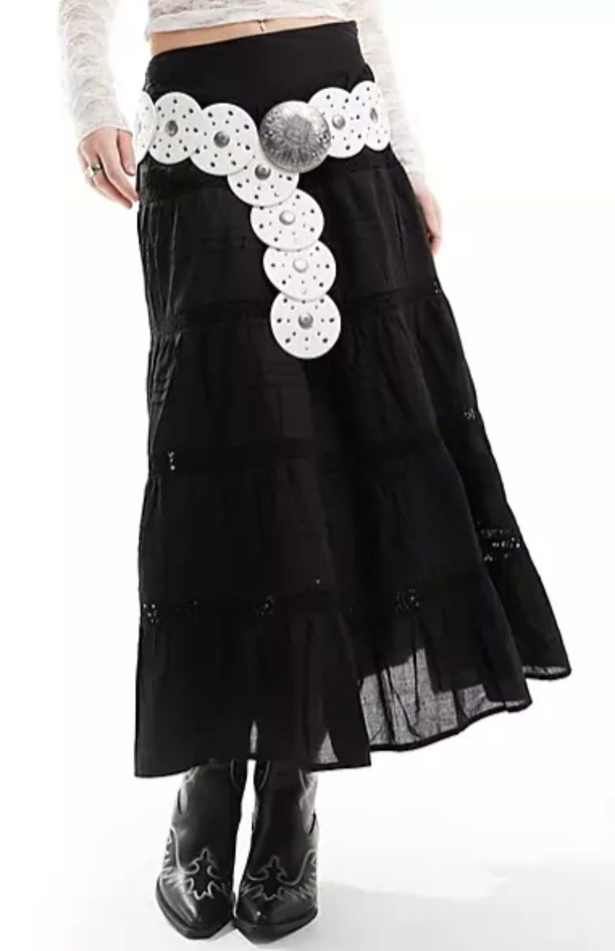 Cinturón de círculos sobre falda larga