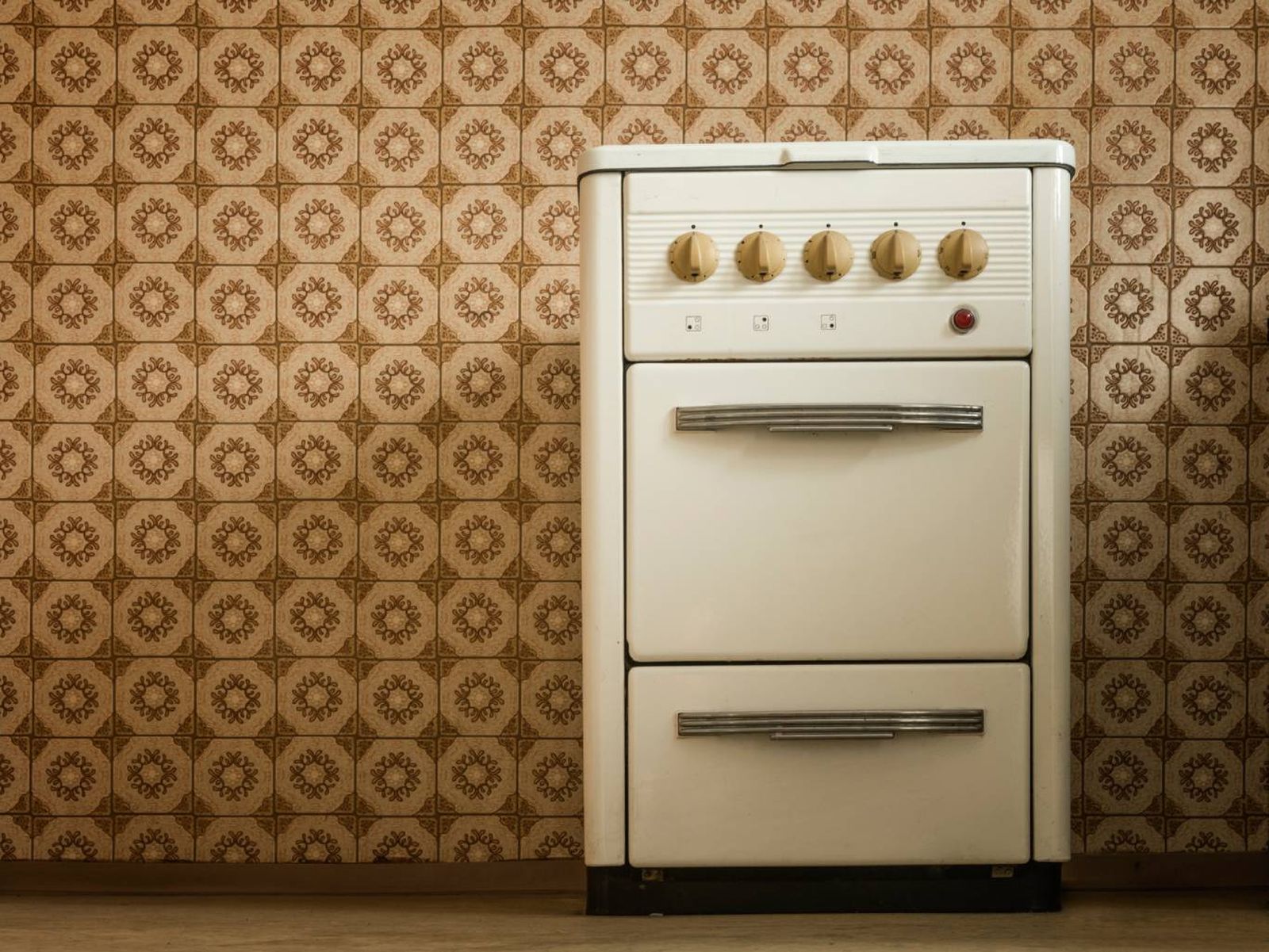 Los revestimientos con patrones geométricos evocan el estilo de los años 60 y 70 en la cocina.