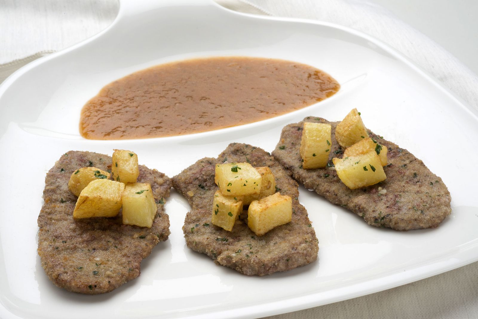 6031 1 Espaldilla con salsa española y patatas xl