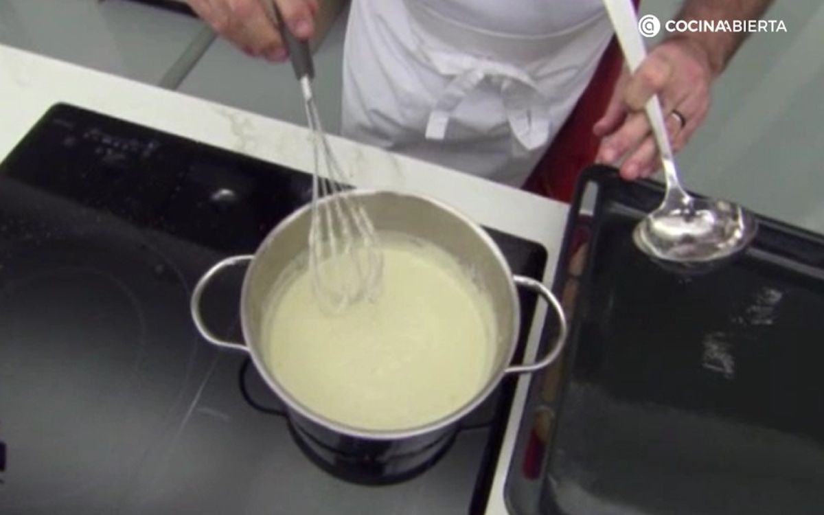 La bechamel tiene que quedar ni muy espesa ni muy ligera