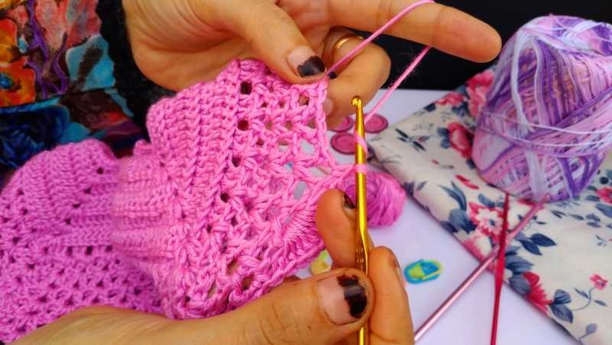 Mujer haciendo crochet.