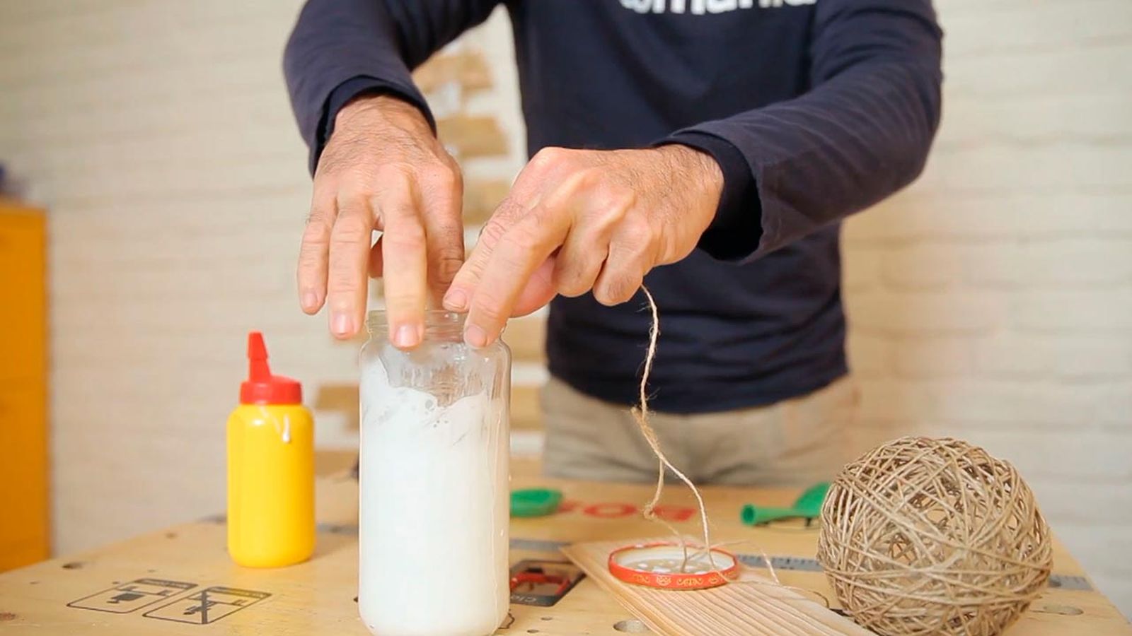 Cómo hacer bolas de Navidad con cuerdas paso 3