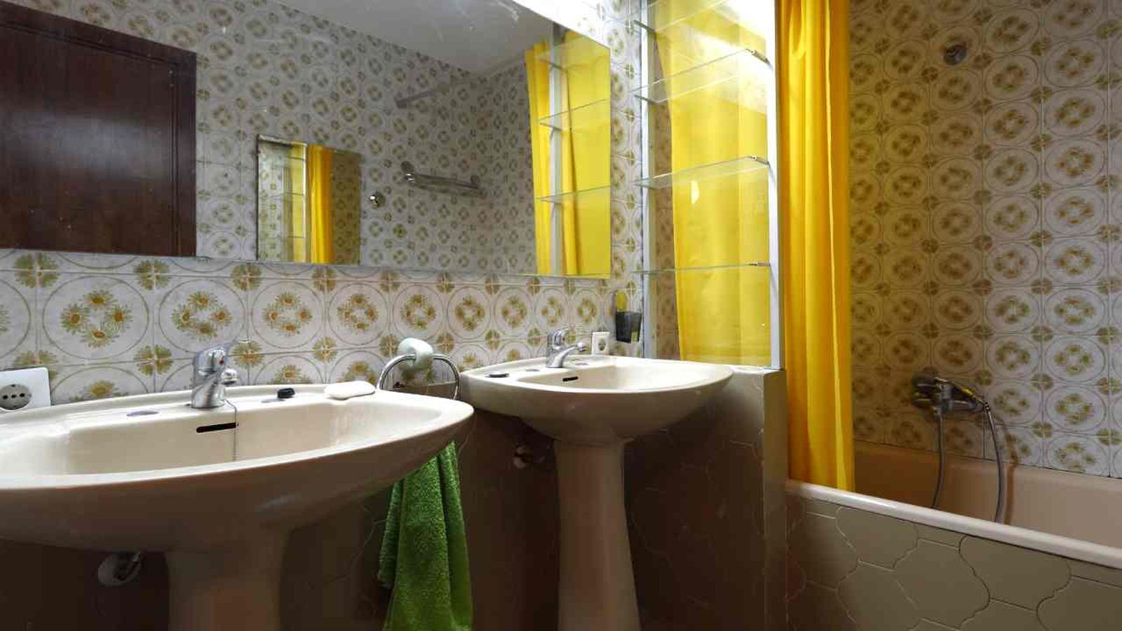 Un baño con azulejos antiguos