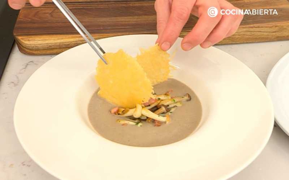 Sirve la sopa de setas y decora con crujientes de queso