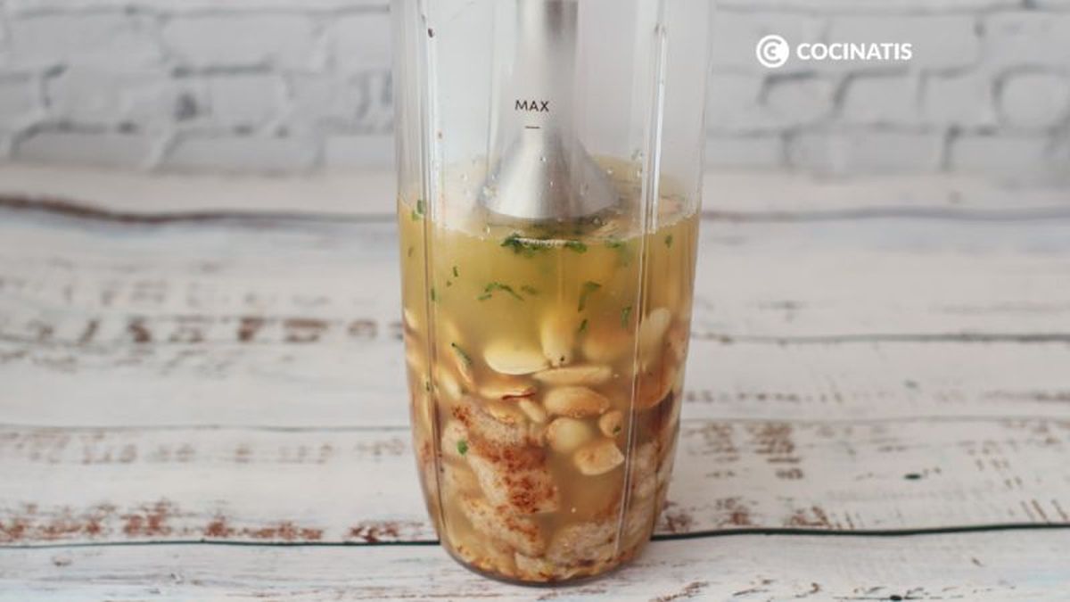 Trituramos todos los ingredientes con la mitad del caldo