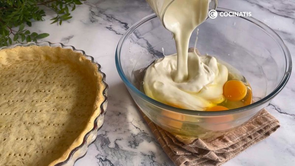 Mezclamos la nata con los huevos