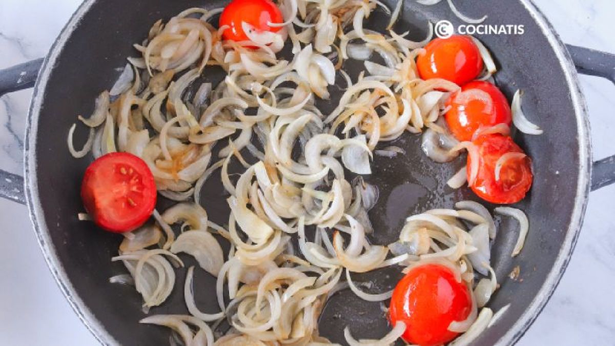 Sofreímos la cebolla en juliana con los tomates pequeños