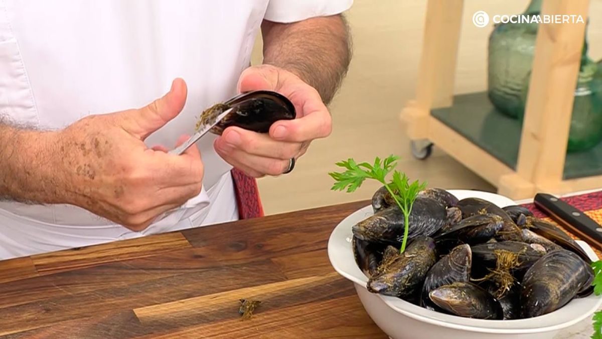 Karlos Arguiñano enseña cómo limpiar y abrir mejillones en pocos pasos