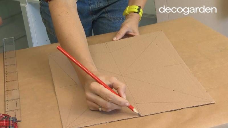 Dibujar las estrellas en el cartón.