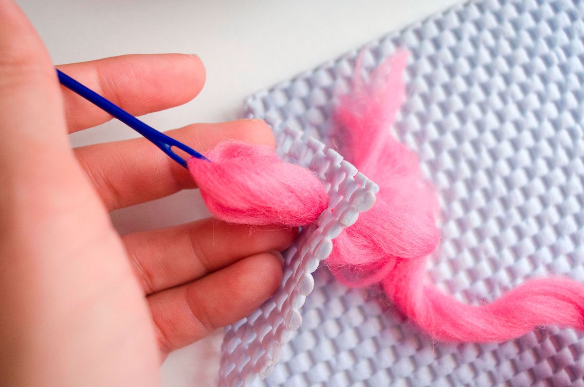 alfombra pompones paso2