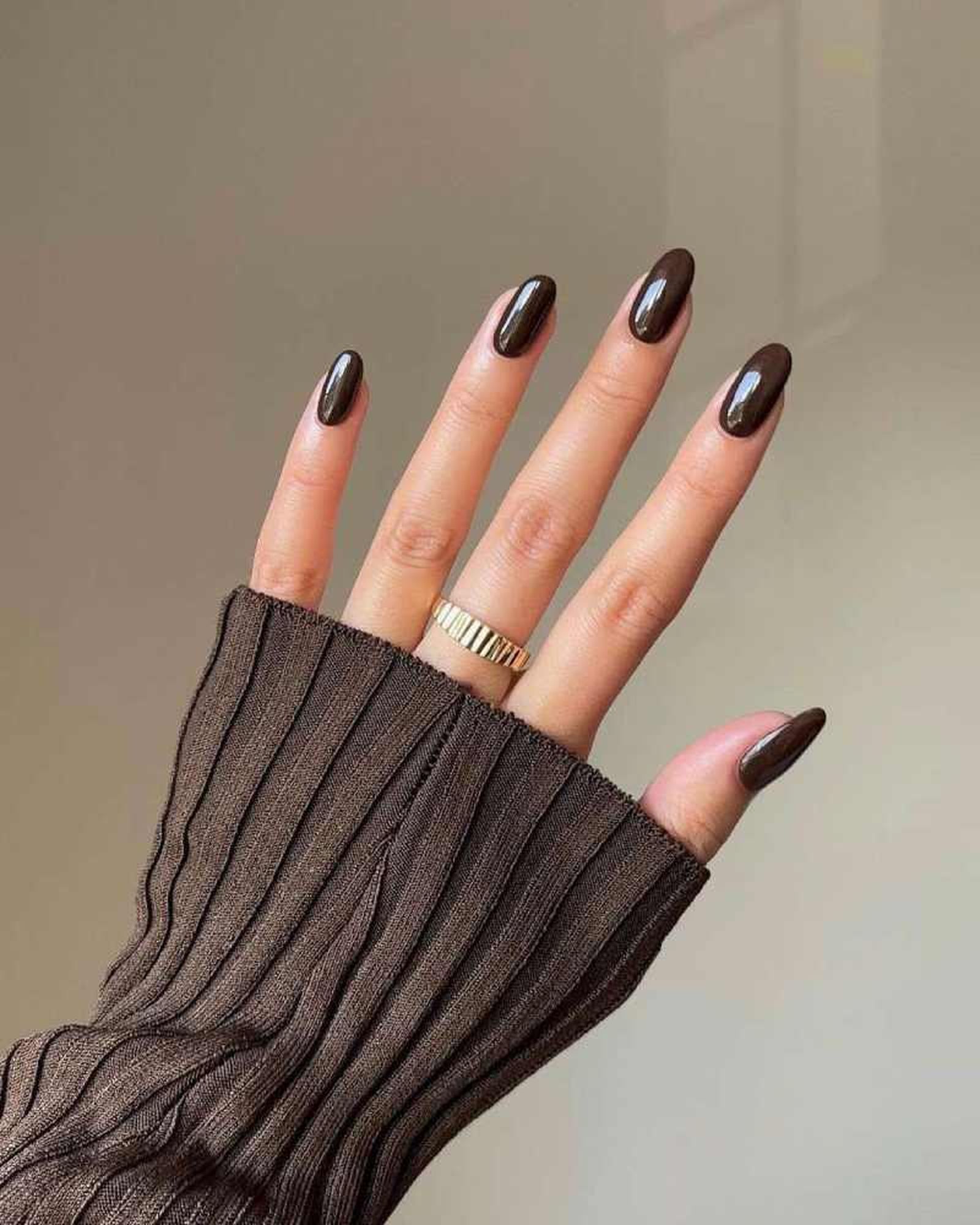 Manicura marrón chocolate