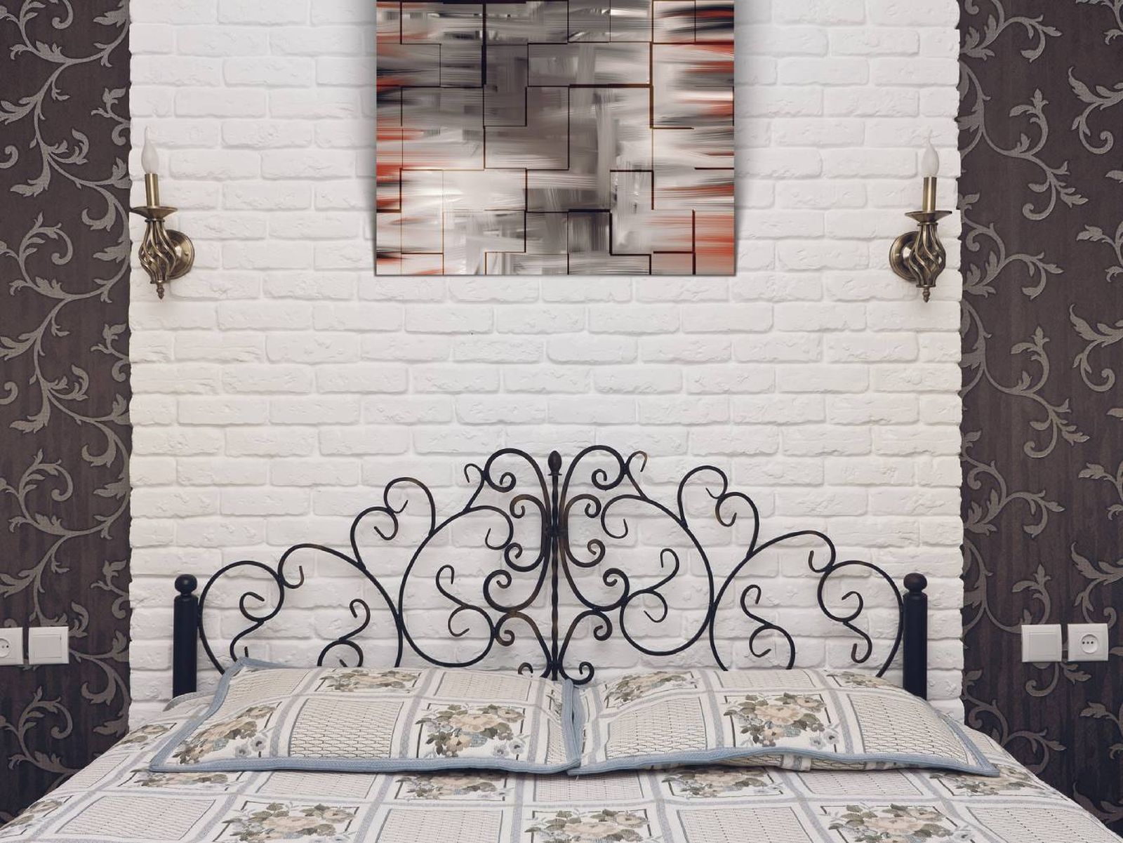 Cabecero de forja negra decorado con volutas, perfecto para un dormitorio con aire vintage.