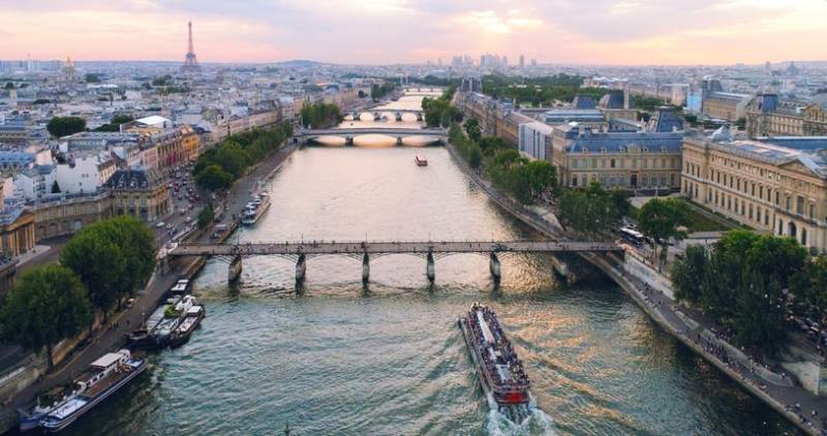 Vista aérea de los puentes sobre el río Sena de París