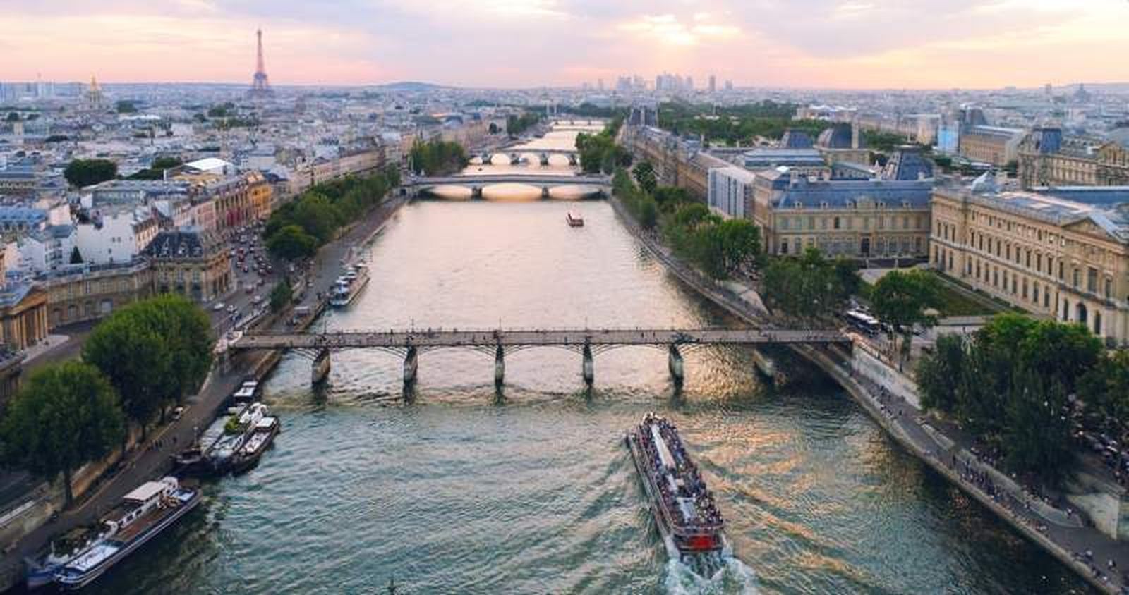 Vista aérea de los puentes sobre el río Sena de París