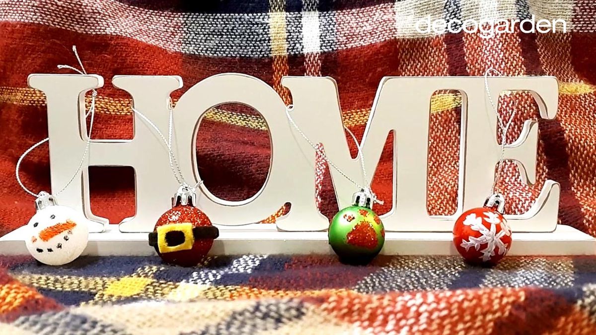 Bolas de Navidad pintadas de forma artesanal.