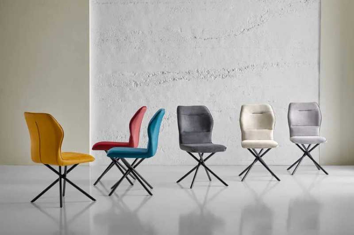 Sillas Klea tipo Eiffel tapizadas en colores de Leroy Merlin.